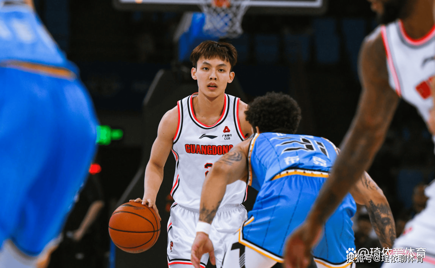 包含今夜底特律活塞备战CBA季后赛，篮板制胜细节曝光，压力陡增，年轻球员得到机会的词条