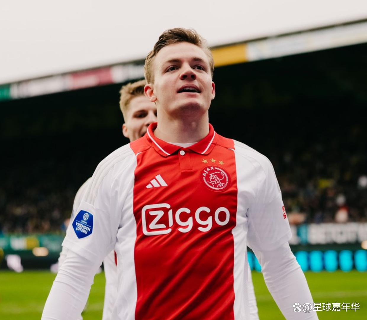 阿贾克斯训练开放日，集结日更衣室发声引欢呼，欧联在即，轮换策略成焦点